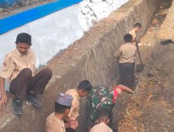 Ajarkan Kebersihan Sejak Dini, Babinsa Maros Ajak Siswa SMPN 5 Mandai Laksanakan Karya Bakti