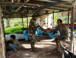 Melalui Komsos, Babinsa Koramil 06/Teluk Dalam Bantu Menambal Perahu Nelayan Yang Rusak