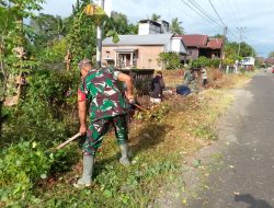 Peduli kebersihan Lingkungan, Koramil-07 Kodim 1404/Pinrang Kerja Bakti Bersama Warga Bersihkan Saluran Air
