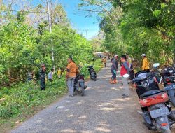 Budayakan Gotong Royong, Babinsa Bersama Masyarakat Lakukan Pembersihan Bahu Jalan