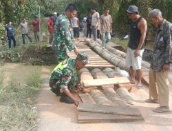 Setelah Pembuatan Jembatan Darurat anggota Koramil 05/Darul Makmur terus menjaga Kondisi Jembatan