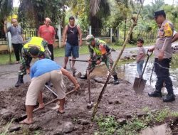 Curah Hujan Tinggi Babinsa Kuala Pesisir dan Warga Gelar Gotong-Royong