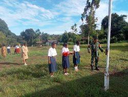 Babinsa Warmare Latih Siswa SMP Negeri 1 Prafi Dalam Metode Pengibaran Bendera Merah Putih
