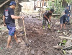 Anggota Koramil /02 Enrekang Karya Bakti Bersihkan Selokan