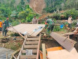 Personel Kodim 1419/Enrekang Bersama BPBD Kab. Enrekang Bantu Atasi Bencana Longsor di Dusun Rampanan Desa Tallang Rilau Kec. Bungin