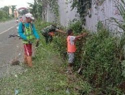 Kompak, Babinsa Koramil-01 Kodim 1404/Pinrang Bersama Warga Bersihkan Saluran Air