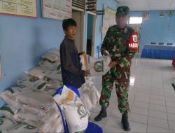 Babinsa Koramil-04 Kodim 1404/Pinrang Bantu Penyaluran Bantuan Beras Pemerintah untuk Warga Kurang Mampu