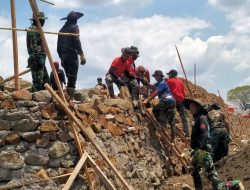 Pelaksanaan TMMD Ke-122 TA. 2024 Kodim 1425/Jeneponto, Pemasangan Papan Mal dan Besi Jembatan di Desa Tuju