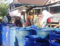 Tindak Cepat Babinsa Maros Bersama Pemda Salurkan Air Bersih Kepada Warga Terdampak Kekeringan