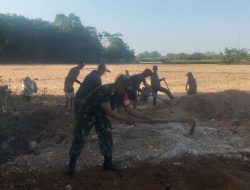 Babinsa Maros Bersama Masyarakat Melaksanakan Kerja Bakti Menimbun Wilayah Pekuburan di Desa Tukamasea