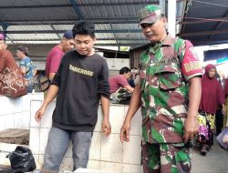 Personil Babinsa Maros Memantau Aktivitas Jual Beli Sembako Di Pasar Tradisional