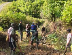Satgas Yonif 512/QY Kompak bersama Masyarakat Bangun Jalan Alternatif di Wilayah Perbatasan