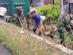 Peduli Kebersihan Lingkungan, Anggota Koramil-08 Kodim 1404/Pinrang Bersihkan Saluran Air Bersama Warga
