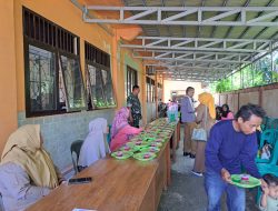 Babinsa Koramil 0907/01 Tartim Salurkan Makanan Tambahan Progam Rumah Pangan B2SA