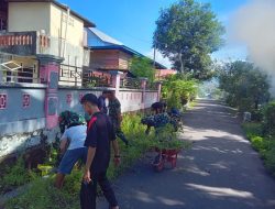 Anggota Koramil 1419-01/Maiwa Bersama Masyarakat Kerja Bakti Pembersihan Selokan