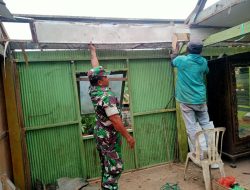 Kurangi Beban Warganya, Babinsa Maros Bantu Warga Pembongkaran Rumah