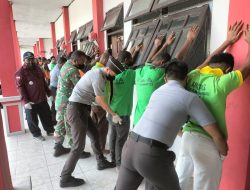 Cegah Beredarnya Barang Terlarang, Babinsa Koramil 1801-01/Manokwari Bersama Petugas Lakukan Pemeriksaan Dalam Lapas Anak