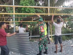 Babinsa Posramil Tripa Makmur Bantu Warga Binaan Mendirikan Tenda Acara Pernikahan