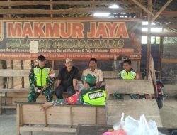 Personil Koramil 05/DM Komsos dengan Pedagang Ayam Bahas Kebersihan di Pasar