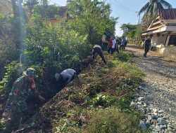 Ciptakan Lingkungan Bersih, Babinsa Koramil 12/Cina Bantu Warga Bersihkan Parit