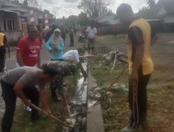 Personel Koramil 13/Sibulue Gelar Karya Bakti Bersihkan Sampah Di Seputaran Lapangan Kelurahan Maroanging