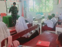 Babinsa Carima Koramil 19/Kahu Berikan Wasbang Kepada Murid Sekolah Dasar