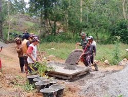 Babinsa Pammusureng Ramil 20/Bontocani Bersama Warga Gotong Royong Cor Jalan Tani