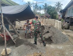 Kebersamaan Babinsa Koramil 09/Lapri Gotong Royong Bantu Bangun Rumah Warga