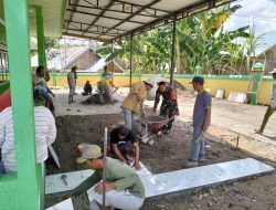 Mengatasi & Membantu Kesulitan Rakyat, Babinsa Lapri Bantu Masyarakat Cor Lantai Masjid