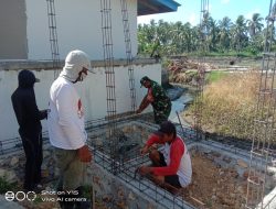 Wujud Kepedulian, Babinsa 03/Cenrana Bantu Warga Desa Ajallasse Buat Pondasi Rumah