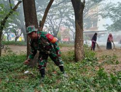 Babinsa Koramil 1407-07/Tanete Riattang Bersama Masyarakat Gotong Royong Bersihkan Lingkungan Kel. Ta