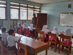 Babinsa Lapri Masuk Sekolah Beri Pemahaman Cinta Tanah Air Kepada Siswa SD Desa Ujung