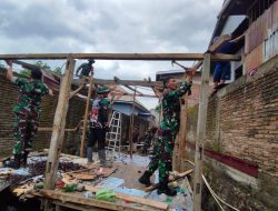 Semangat Gotong Royong Babinsa Koramil 18/Kajuara Bongkar RTLH