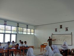 Babinsa Koramil 17/Salomekko Beri Materi Wasbang Kepada Siswa SMA  