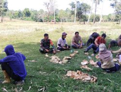 Memperkokoh Persaudaraan, Babinsa 06/Awangpone Laksanakan Komsos Dengan Warganya