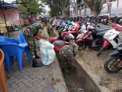 Jaga Kebersihan Lingkungan, Babinsa Mare Bersama Pelajar SMAN 2 Bone Bersihkan Saluran Air