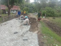 Bersama Warga, Babinsa Koramil 09/Lapri Pasang Paving Block Jalan Desa