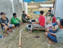 Babinsa Koramil 17/Salomekko Bersama Warga Melaksanakan Komsos Di Wilayah Binaannya