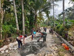 Babinsa Koramil 1407-21/Palakka Bersama Masyarakat Membuat Talud Jalan