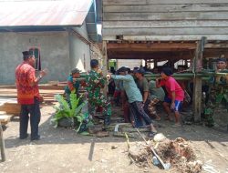 Lestarikan Budaya Gotong Royong, Babinsa Cina Bantu Pindahkan Rumah Warga