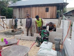 Babinsa Koramil 1407-07/Tanete Riattang Bersama Warga Gotong Royong Bangun RTLH