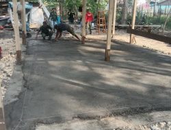 Babinsa Koramil 02/Dua Boccoe Dan Warga Mengerjakan Pengecoran Lantai RTLH