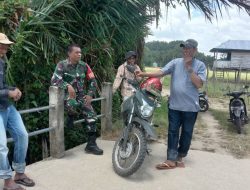 Babinsa Koramil 11/Barebbo Laksanakan Silaturahmi Melalui Komsos Bersama Warga