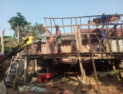 Peduli Terhadap Warna Binaan, Babinsa Koramil 1407-11/Barebbo Bantu Bongkar Rumah