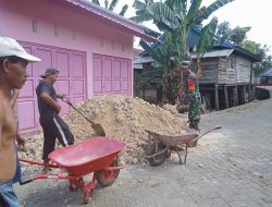 Kemanunggalan TNI Dan Rakyat, Babinsa Awangpone Bantu Ratakan Timbunan Rumah Warga