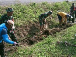 Babinsa Koramil 17/Salomekko Bersama Warga Laksanakan Karya Bakti Pembersihan Saluran Air