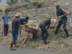 Bersama Warga, Babinsa Koramil 20/Bontocani Gotong Royong Bersihkan Tumpukan Tanah Di Bahu Jalan Raya