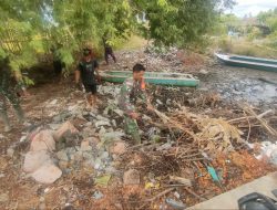 Personel Koramil 15/Mare, Bersama Masyarakat Desa Data Gotong Royong Bersihkan Sampah Liar