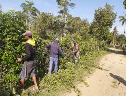 Babinsa Koramil 1407-12/Cina Laksanakan Karbak Bersama Warga Bersihkan Pinggiran Jalan Tani