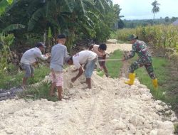 Gerak Bersama Rakyat, Babinsa 01/Ajangale Gotong Royong Timbun Jalan Tani